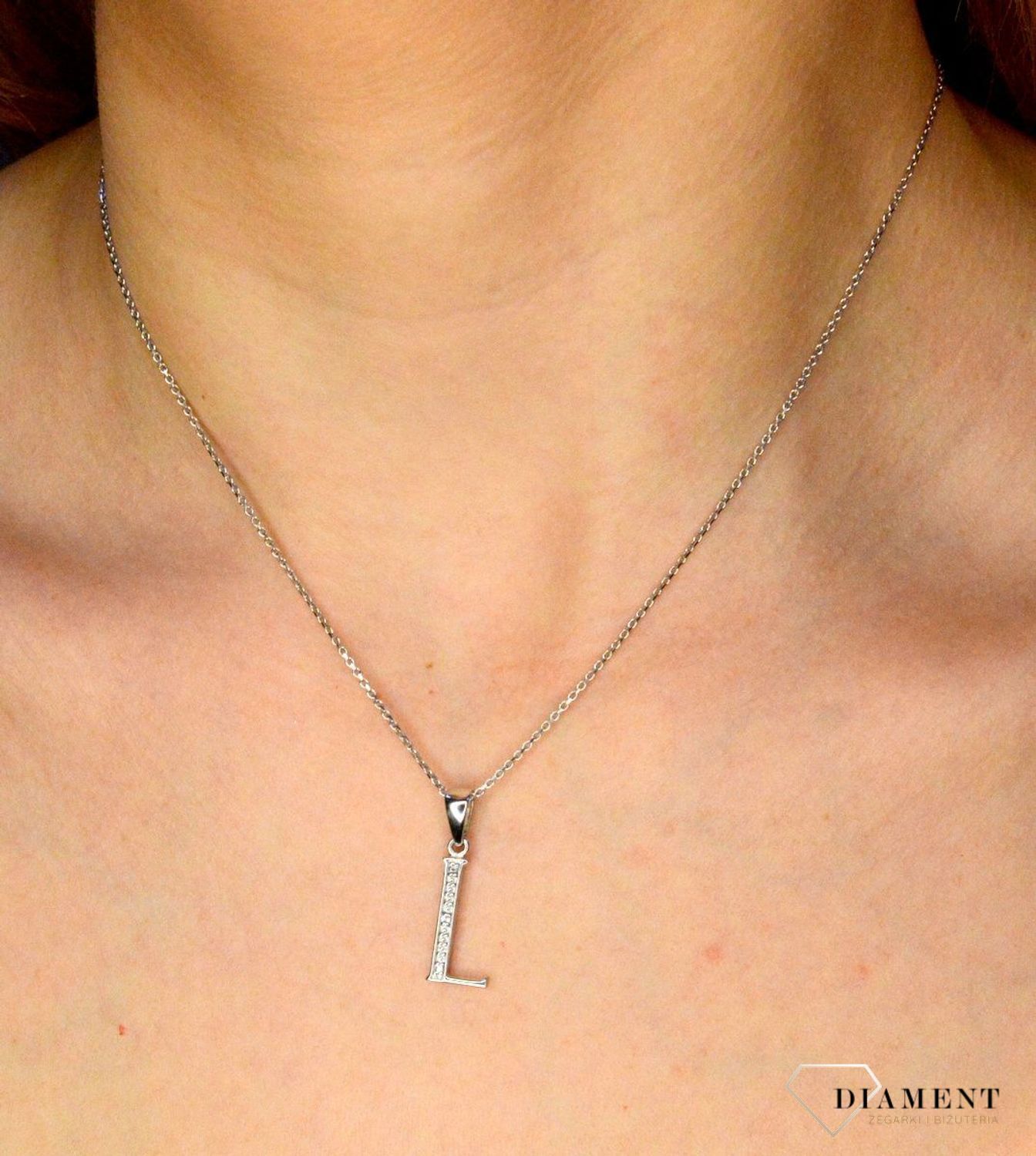 Srebrna zawieszka Literka L z cyrkonią AP17-0214 L. Jedyna w swoim rodzaju srebrna zawieszka w kształcie literki L ozdobiona cyrkoniami. Wisiorek został wykonany z wysokiej jakości srebra próby 925.jpg